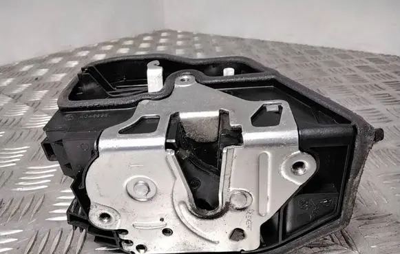 BMW X3 E83 Front door lock 7167074 A046998