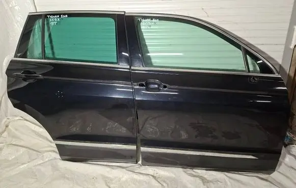 Volkswagen Tiguan Front door