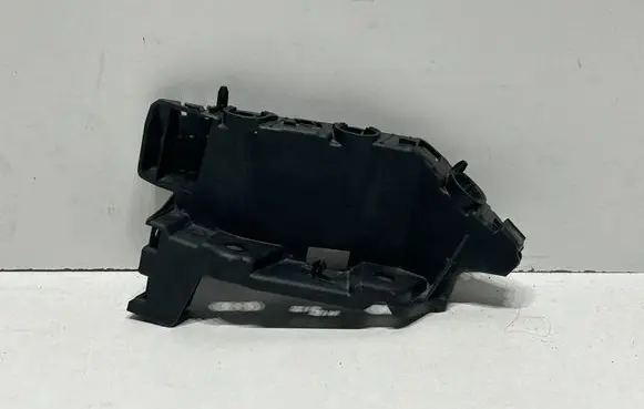 Audi Q8 Fender mounting bracket 4M8807284 4M8807284B