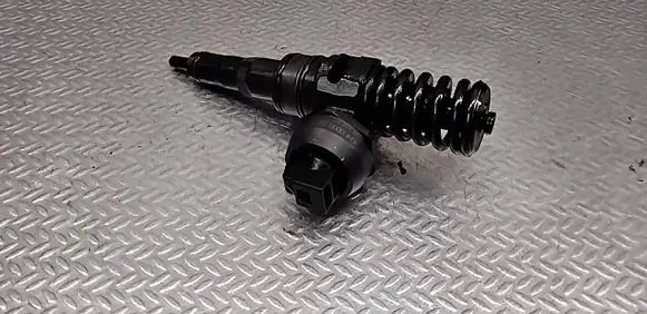 Volkswagen PASSAT B6 Fuel injector 038130073AG