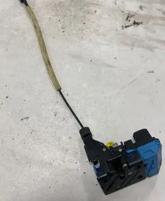 Volvo V70 Front door lock 8650544