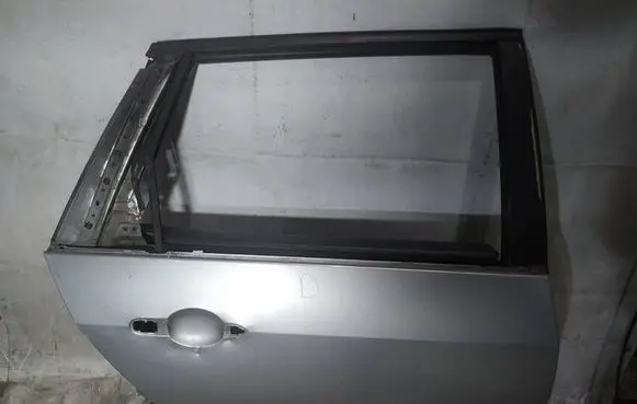 Nissan Primera Rear door pilkos