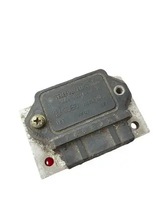 Audi 80 90 B3 Ignition amplifier control unit 211905351D