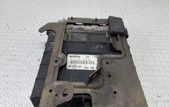 Volkswagen Golf III Engine control unit/module 028906021AF 0281001308