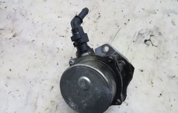 Nissan Qashqai Vacuum pump 006730302
