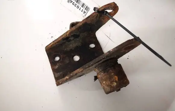 Toyota Avensis T250 Engine mounting bracket 