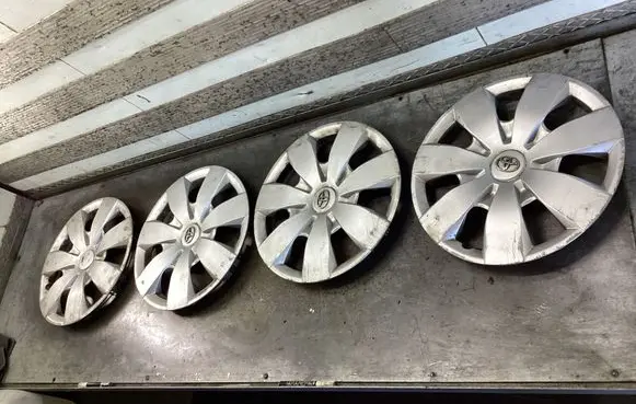 Toyota Corolla Verso AR10 R16 wheel hub/cap/trim 4260202330