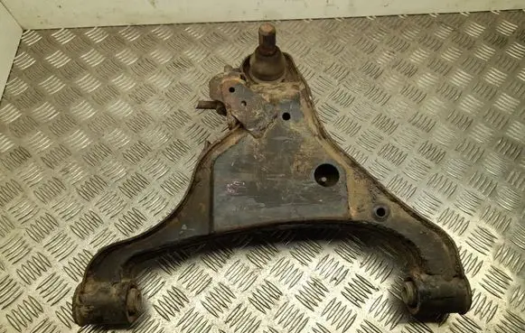 Nissan Navara D40 Front lower control arm/wishbone 7107310035