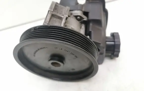 Mercedes-Benz E W211 Power steering pump A0044667001 7692900538 7691332154