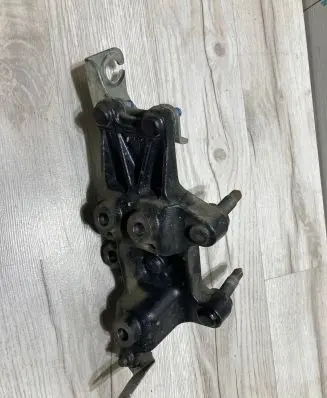 Gearbox mounting bracket