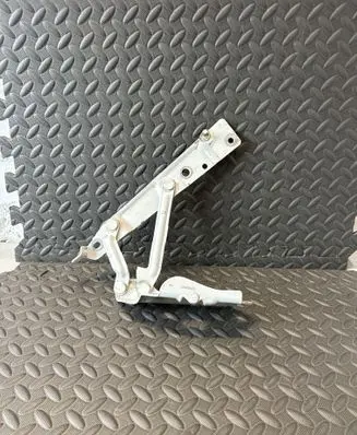 Dodge Challenger Tailgate/trunk/boot hinge 04589667