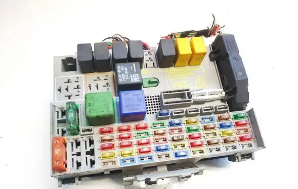 Opel Zafira A Fuse box set 24412497