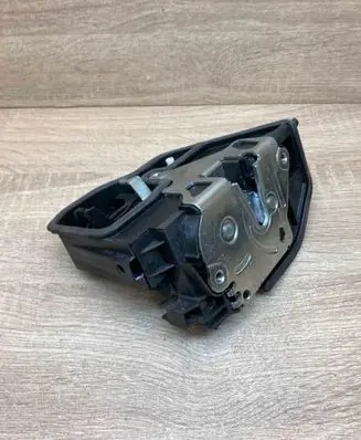 BMW 1 E81 E87 Front door lock 7167068