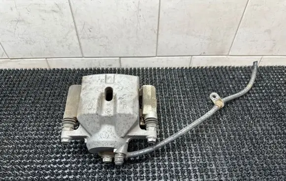 Toyota Prius (XW50) Front brake caliper