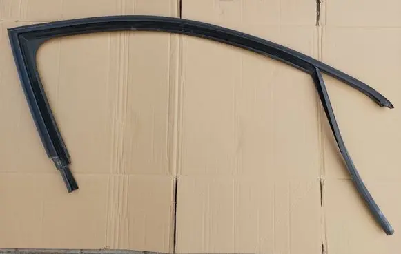 Volkswagen Jetta VI Rubber seal front door window/glass 5C6837432