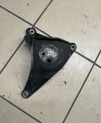 BMW 5 E39 Engine mounting bracket