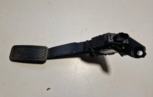 Accelerator throttle pedal