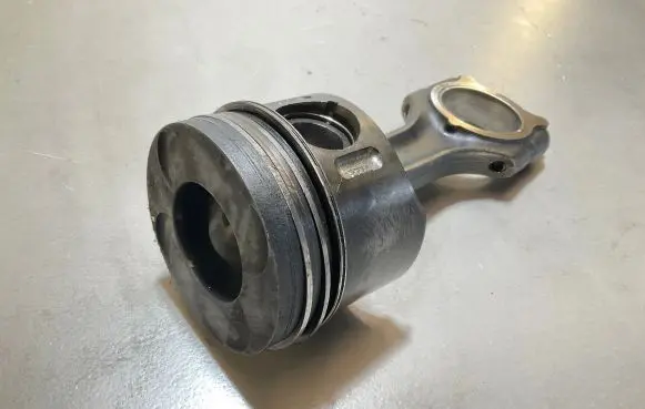 Mercedes-Benz Sprinter W906 Piston with connecting rod