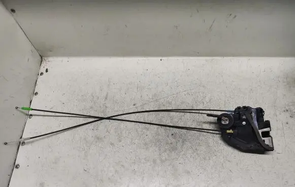 Toyota Verso Front door lock