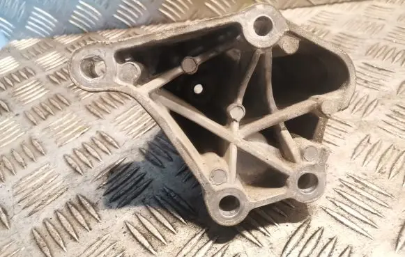 Chrysler 300 - 300C Engine mounting bracket