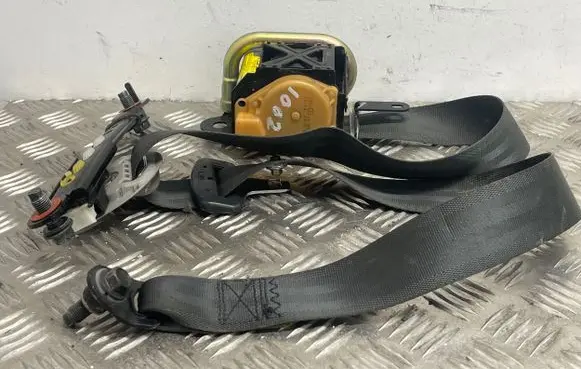 Hyundai i30 Front seatbelt 88810202L700