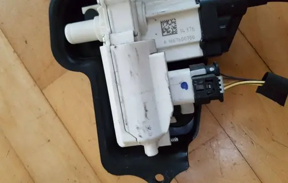 Mercedes-Benz GLS X166 Front door lock A1667600700 14376