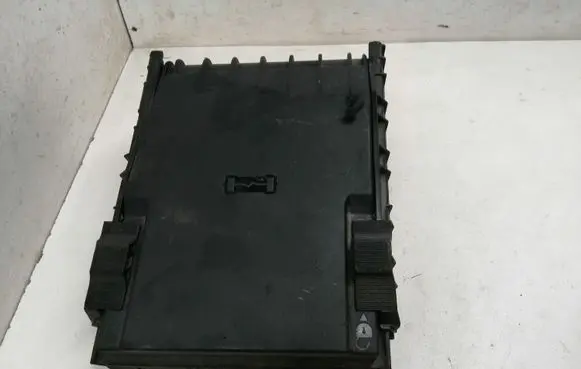 Volkswagen PASSAT B6 Fuse box cover 1K0937132F 1K0937132G