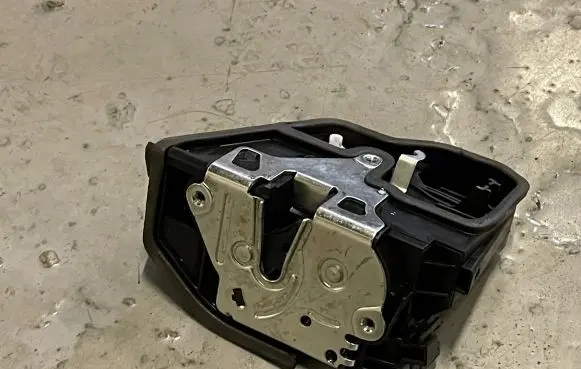 BMW 4 F36 Gran coupe Front door lock A053702 202145