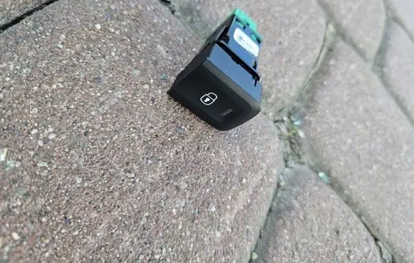 Opel Combo E Tailgate/trunk/boot open switch 
