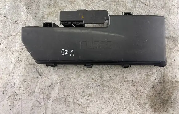 Volvo V70 Fuse box cover 9494211