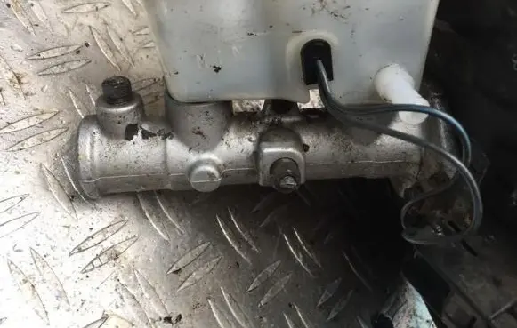 Mazda 626 Master brake cylinder