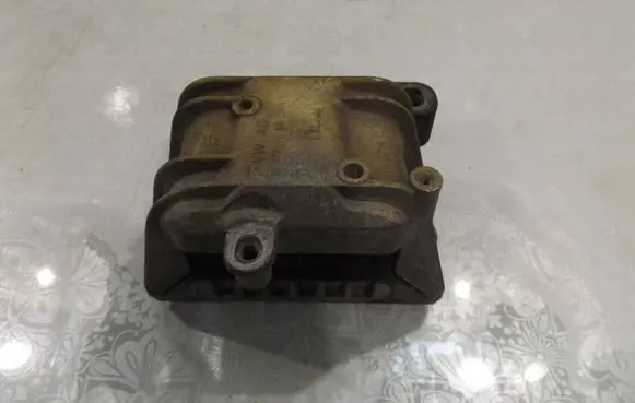 Volkswagen PASSAT B6 Engine mount bracket 1K0199262