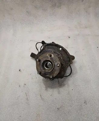 Nissan X-Trail T30 Front wheel hub