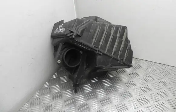 Renault Megane III Air filter box 8200947663 VD16881 DEFEKTAS
