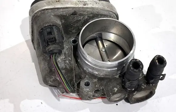 Volkswagen Touran I Engine shut-off valve 06F133062