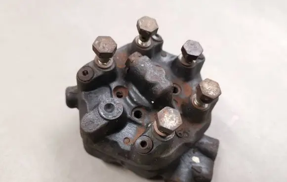 Audi 100 200 5000 C3 Fuel distributor 0438100125