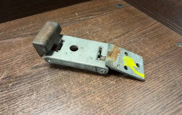 Iveco Daily 3rd gen Loading door upper hinge 504027554