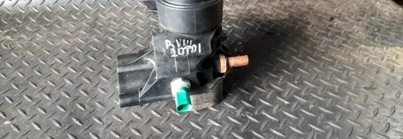 Oil filter mounting bracket