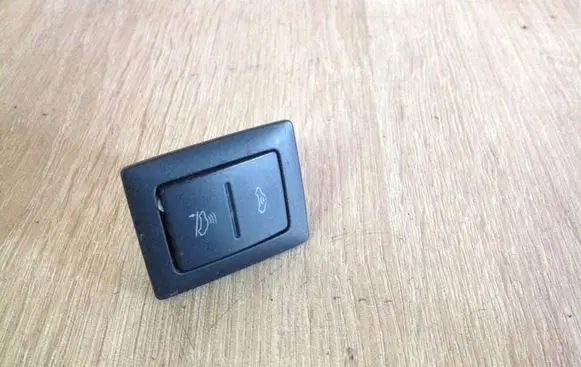 Volkswagen Golf V Alarm switch 1K0962109