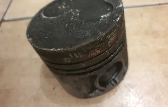 Volkswagen PASSAT B4 Piston 79V101 MAHLE