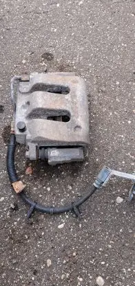Ford Mustang IV Front brake caliper V7r332b557aa V300d