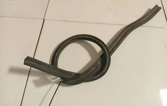 Volkswagen Jetta V Engine compartment rubber 
