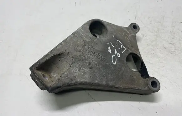 Engine mounting bracket