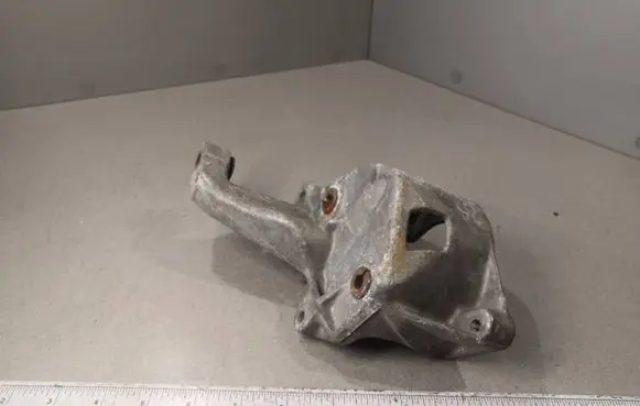 Volkswagen PASSAT B4 Power steering pump mounting bracket 028145523F