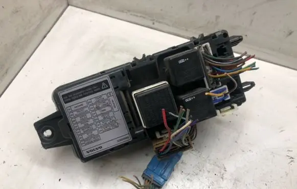 Volvo S40, V40 Fuse module 30889989
