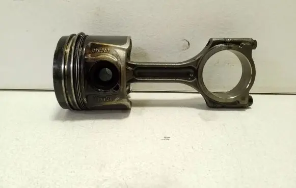 Nissan X-Trail T32 Piston with connecting rod 080340