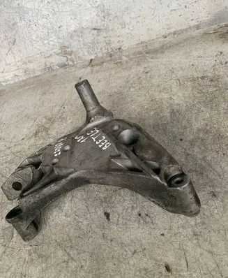 Volkswagen Beetle A5 Engine mounting bracket 06j199207