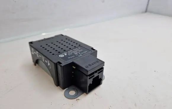 Volkswagen Golf VI Aerial antenna amplifier 5M0035570B 7617310031