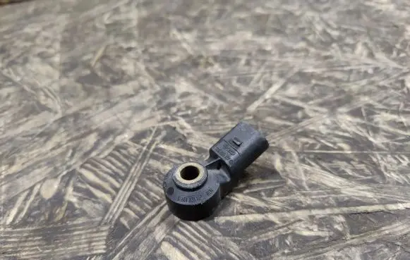 Volkswagen Touran I Detonation knock sensor 030905377
