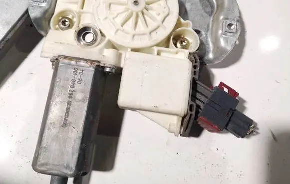 Toyota Avensis T250 Front door window regulator motor 992046100 992046-100